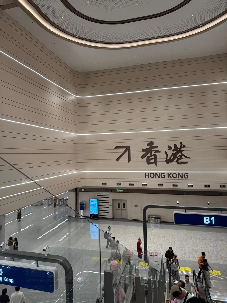 新皇崗口岸の吹き抜け空間の壁に掲げられた「香港 HONG KONG」の大きなサイン