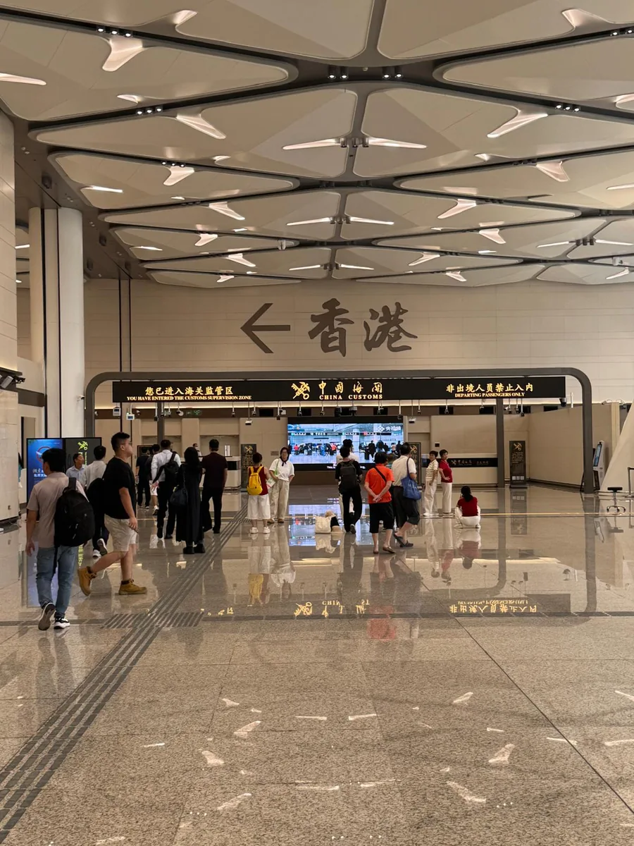 中国税関（CHINA CUSTOMS）のゲートと、天井から下がる「←香港」の案内サイン