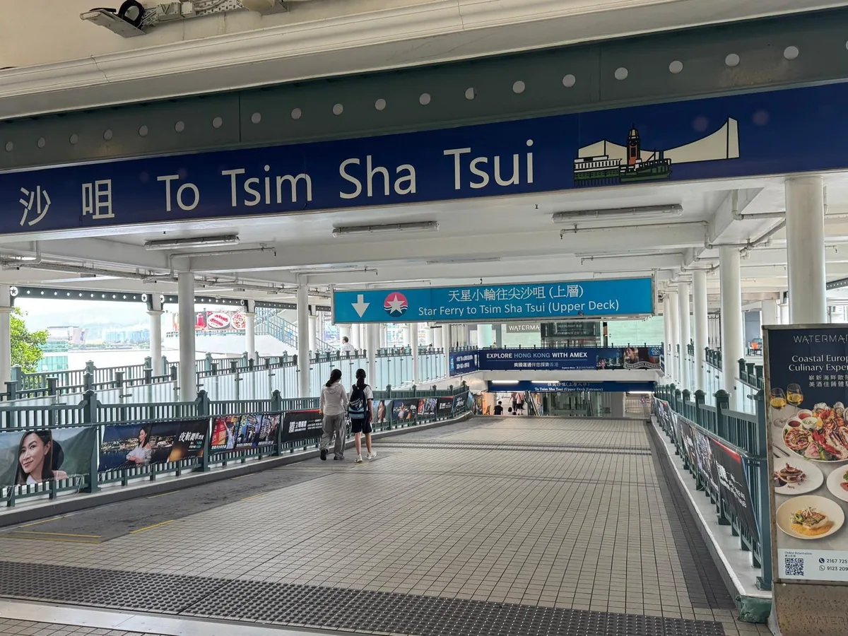 スターフェリー乗り場へ続く通路の「To Tsim Sha Tsui（尖沙咀行き）」案内サイン